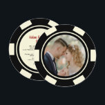 Zwart-witte pokerchip-huwelijksvlucht kaart<br><div class="desc">Verbluf je vrienden en familie door ze deze zwart-witte pokerchip-huwelijksfoto-vluchtaankondigingen en/of feestelijke uitnodigingen te sturen. Ze kijken ernaar uit om bij deze zeker leuke viering bij je te zijn!</div>