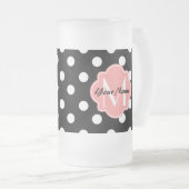Zwart-witte pooldots met roze monogram matglas bierpul (Voorkant rechts)