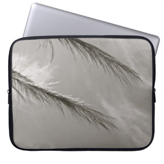 ZWART-WITTE RIETEN DIE IN DE WIND WAAIEN LAPTOP SLEEVE
