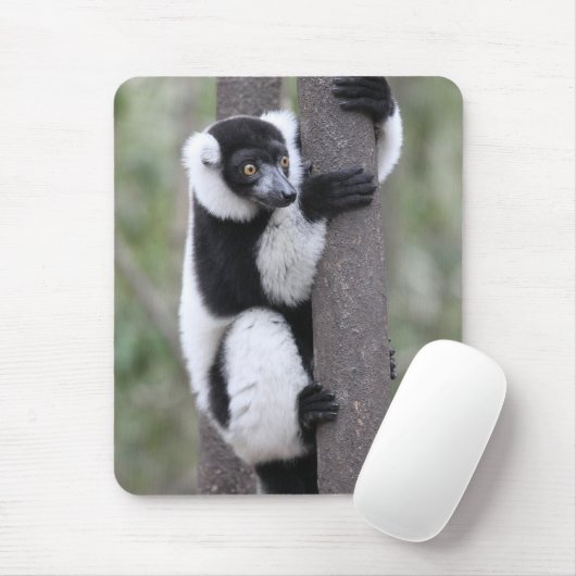 Zwart-witte rode Lemur op boom Muismat (Met muis)