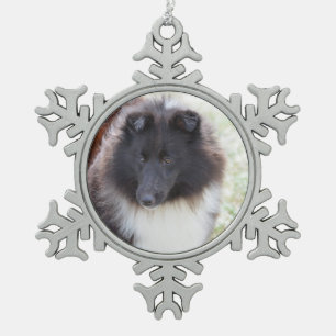 Zwart-witte Sheltie Tin Sneeuwvlok Ornament