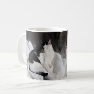 Zwart-witte slapende kat/Voeg een foto van je huis Koffiemok