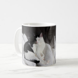Zwart-witte slapende kat/Voeg een foto van je huis Koffiemok
