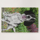 Zwart-witte Springer Spaniel tegen een bloem Legpuzzel (Horizontaal)