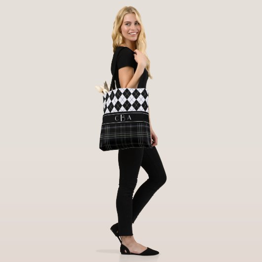 Zwart-witte stijl en Tartan Monogrammen Tote Bag (Op model)