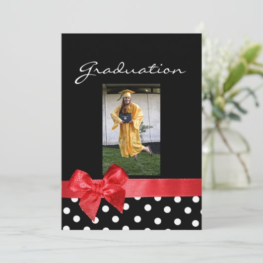 Zwart + witte stippen & Rood Bow Foto Afstuderen Kaart (Staand voorkant)