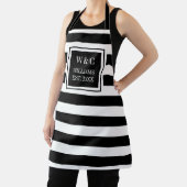 Zwart-witte streep trendy monogram familienaam schort (Insitu)