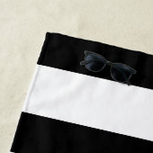 Zwart Witte Strepen Elegant Gouden Naam Monogram Strandlaken (In situ)