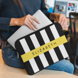 Zwart-witte strepen, Gestreept, Lijnen, Jouw naam Laptop Sleeve<br><div class="desc">Elegante,  stijlvolle en verfijnde strepen in zwart-wit kleur. Modern en trendy cadeau,  perfect voor de strepen liefhebber in je leven. Personaliseer door jouw naam,  bijnaam,  monogram of initialen toe te voegen.</div>