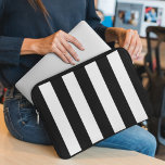 Zwart-witte strepen, gestreept patroon, lijnen laptop sleeve<br><div class="desc">Elegante,  stijlvolle en geavanceerde strepen in zwart-wit. Moderne en trendy cadeau,  perfect voor de stripesliefhebber in je leven.</div>