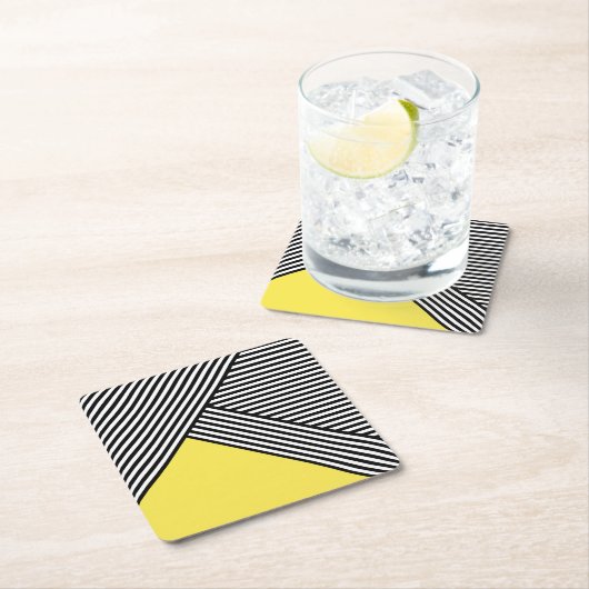 Zwart-witte strepen met gele driehoek kartonnen onderzetters (Insitu)