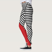 Zwart-witte strepen met rode driehoek leggings (Links)