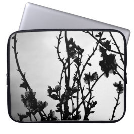 Zwart-witte takken met bloemen laptop sleeve