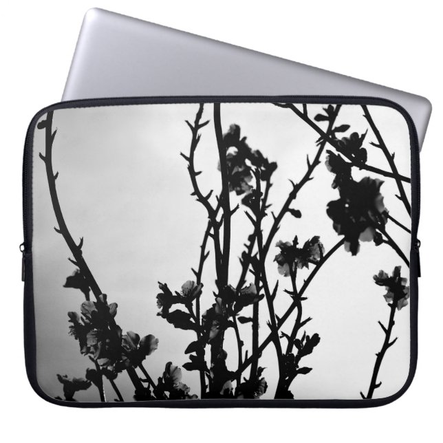 Zwart-witte takken met bloemen laptop sleeve (Voorkant)