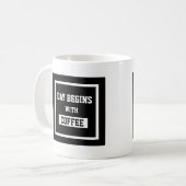 Zwart-witte tekst design dag begint met koffie koffiemok (Voorkant links)