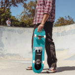 Zwart-witte tijger op Blauwgroen persoonlijk Persoonlijk Skateboard<br><div class="desc">Dit blauwgroen blauwe skateboard heeft een afbeelding van een witte tijger met zwarte strepen. Deze raad is klaar om met een naam of andere tekst in witte letters tegen een zwarte achtergrond te worden gepersonaliseerd.</div>