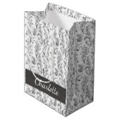 Zwart Witte Toile Bloemige Aangepaste Naam Medium Cadeauzakje (Voorkant Gekanteld)