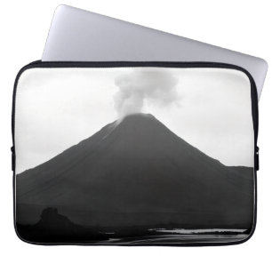 Zwart-witte uitbarstende vulkaan laptop sleeve