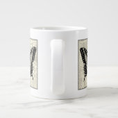 Zwart-witte vlinder op gekraakte achtergrond grote koffiekop (Achterkant)