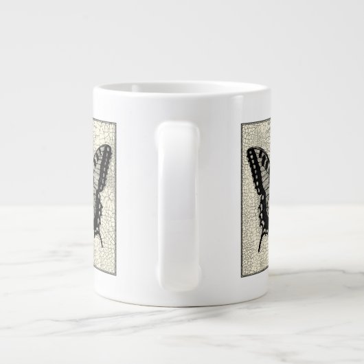 Zwart-witte vlinder op gekraakte achtergrond grote koffiekop (Achterkant)