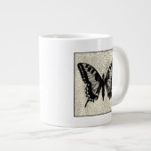 Zwart-witte vlinder op gekraakte achtergrond grote koffiekop (Voorkant rechts)
