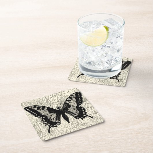 Zwart-witte vlinder op gekraakte achtergrond kartonnen onderzetters (Insitu)