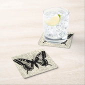 Zwart-witte vlinder op gekraakte achtergrond kartonnen onderzetters (Insitu)