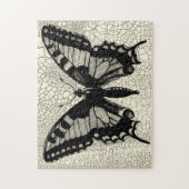 Zwart-witte vlinder op gekraakte achtergrond legpuzzel (Verticaal)