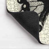 Zwart-witte vlinder op gekraakte achtergrond muismat (Hoek)