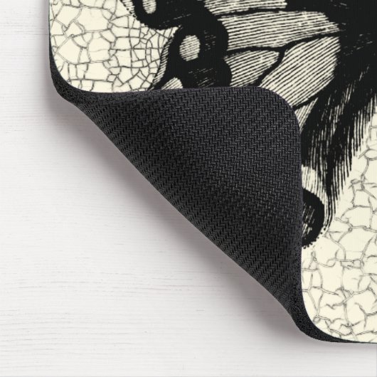 Zwart-witte vlinder op gekraakte achtergrond muismat (Hoek)