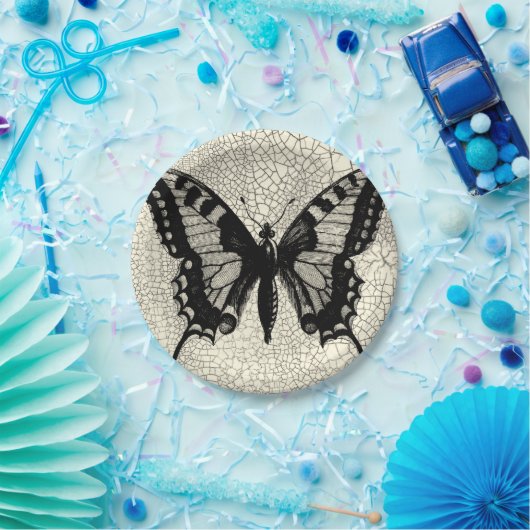 Zwart-witte vlinder op gekraakte achtergrond papieren bordje (Feest)