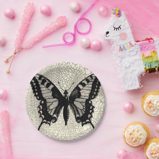 Zwart-witte vlinder op gekraakte achtergrond papieren bordje (Feest)