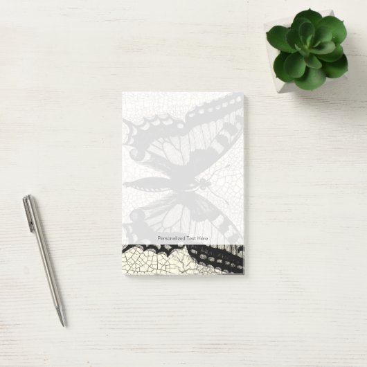 Zwart-witte vlinder op gekraakte achtergrond post-it® notes (Kantoor)