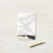 Zwart-witte vlinder op gekraakte achtergrond post-it® notes (Op bureau)