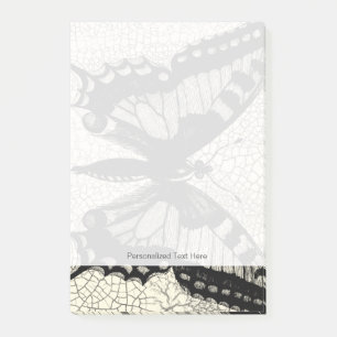 Zwart-witte vlinder op gekraakte achtergrond post-it® notes