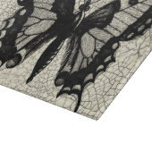 Zwart-witte vlinder op gekraakte achtergrond snijplank (Hoek)