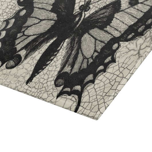 Zwart-witte vlinder op gekraakte achtergrond snijplank (Hoek)