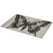 Zwart-witte vlinder op gekraakte achtergrond snijplank (Hoek)