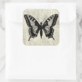 Zwart-witte vlinder op gekraakte achtergrond vierkante sticker (Tas)
