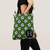 Zwart-witte Voetballen op groen monogram Tote Bag (Dichtbij)
