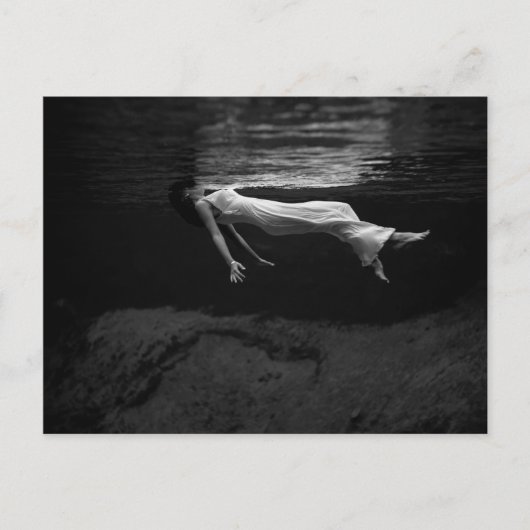 Zwart-witte vrouw op de foto van water briefkaart (Voorkant)