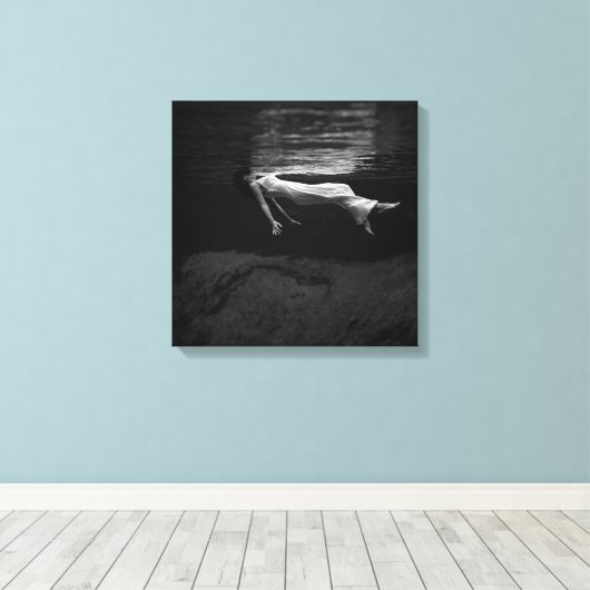 Zwart-witte vrouw op de foto van water canvas afdruk (Insitu (Houten vloer))