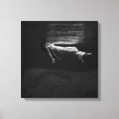 Zwart-witte vrouw op de foto van water canvas afdruk (Voorkant)