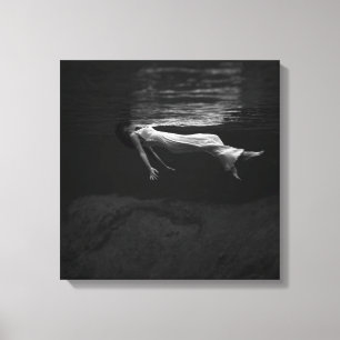 Zwart-witte vrouw op de foto van water canvas afdruk