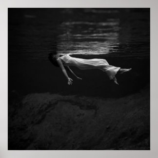 Zwart-witte vrouw op de foto van water poster