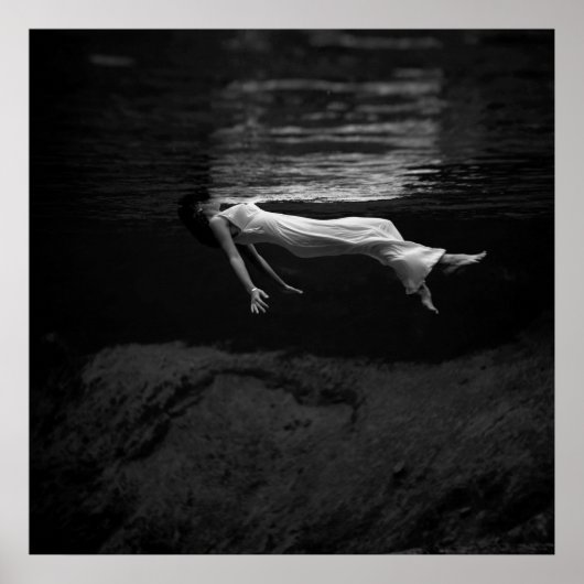 Zwart-witte vrouw op de foto van water poster (Voorkant)