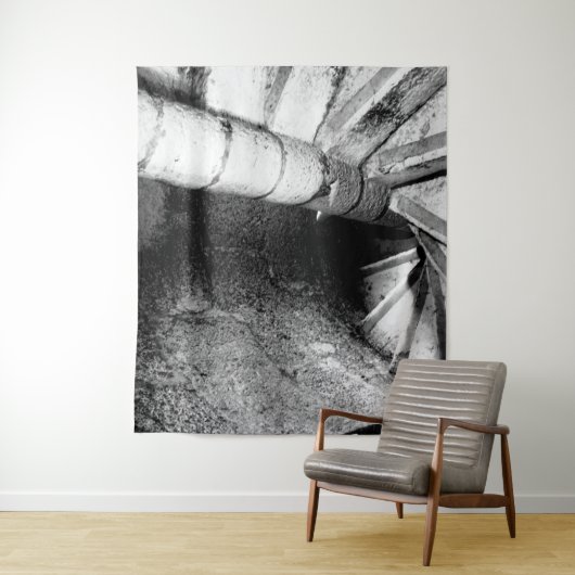 Zwart-witte werveltrap wandkleed (In situ)