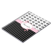 Zwart-witte witte rode zwarte roze Floral met naam Notitieboek (Linkerzijde)