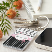 Zwart-witte witte rode zwarte roze Floral met naam Sleutelhanger (Voorkant Rechts)