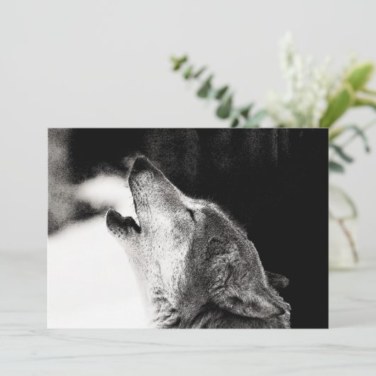 Zwart-witte wolf huilt bij maanuitnodiging kaart (Staand voorkant)